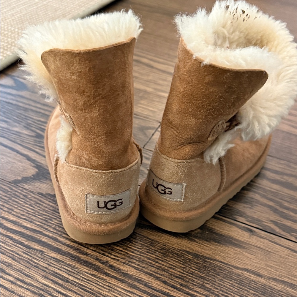 Kids UGG Chestnut Tan Sheepskin Short Boots with Cream Fur Cuff